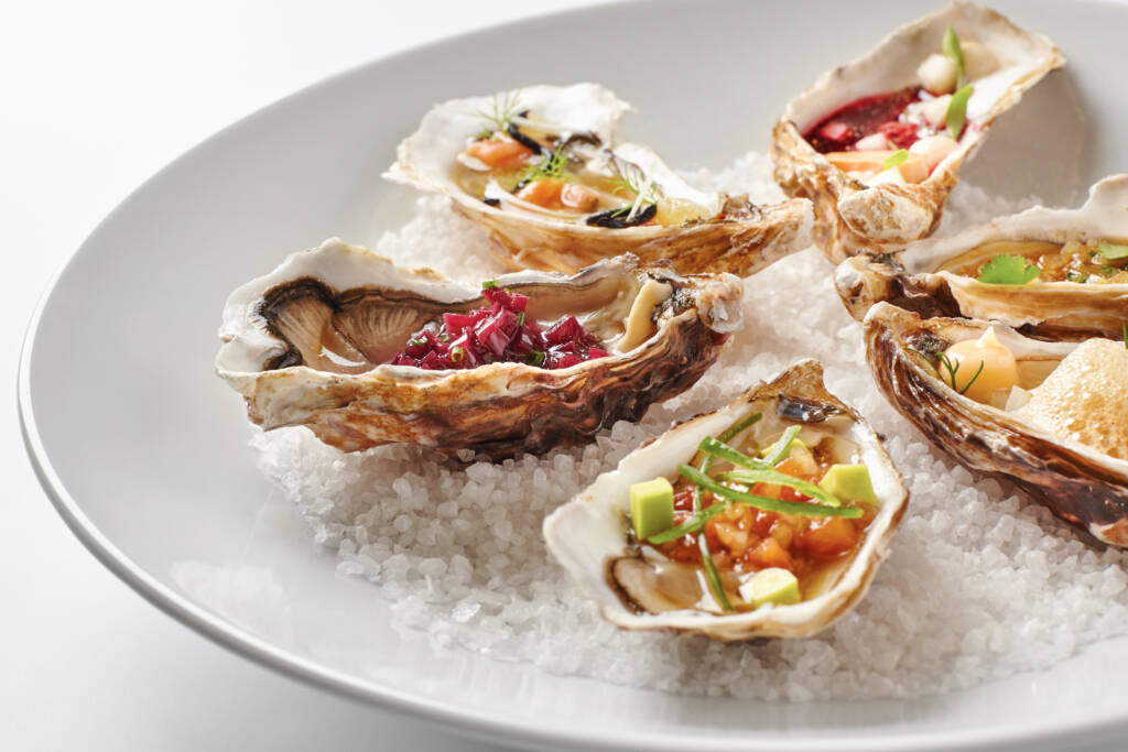 Fine,Dinning,Oysters,Plate,In,Modern,Style